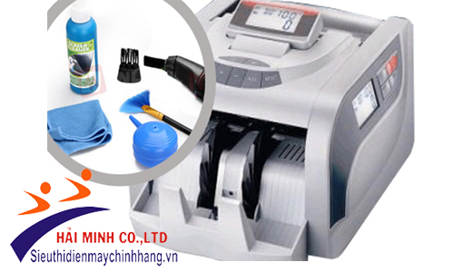 Dùng cồn và mảnh vải để làm sạch các phím